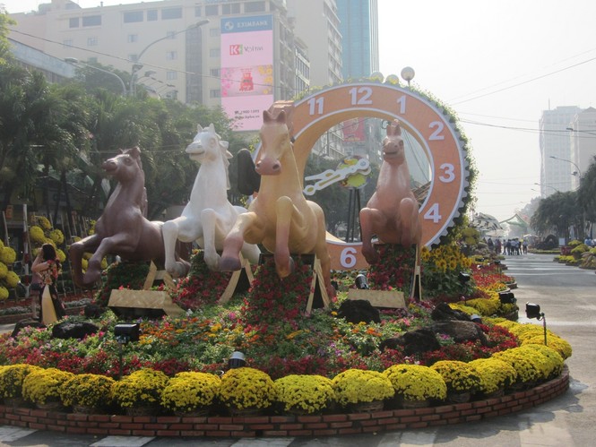Đường hoa Nguyễn Huệ khoe sắc trước giờ khai mạc - ảnh 1